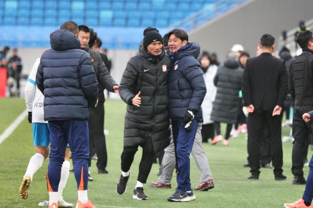 pg电子注册-青岛两队大变样 德比战和为贵两土帅斗法未分胜负